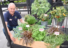 René Knijn bij de kruidenbak Hem Genetics.